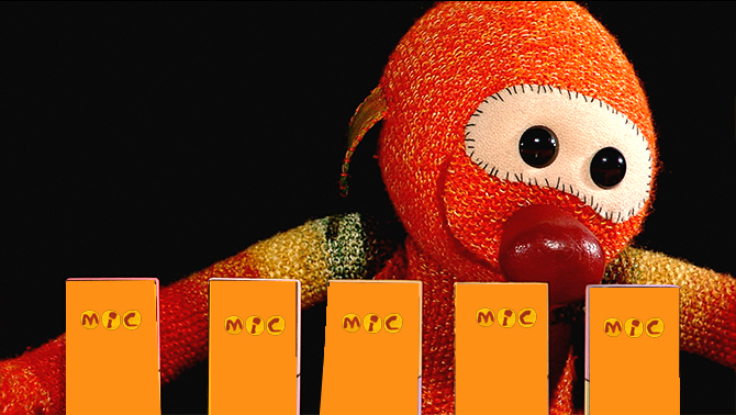 El Mic mirant diverses cartes