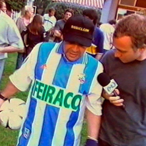 La imagen de Maradona vistiendo una camiseta del Deportivo en una entrevista en una televisión fue una sorpresa para la parroquia blanquiazul.
