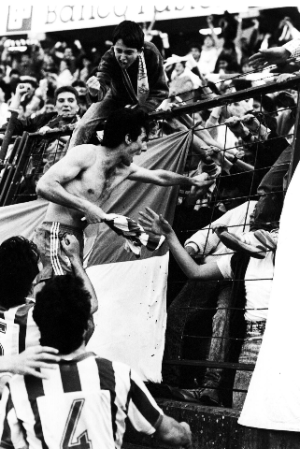 La celebración con la grada de Vicente Celeiro tras su gol al Racing de Santander que salvaba al Deportivo de la Segunda División B es sin duda una de las fotografías más icónicas de la historia blanquiazul.