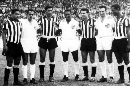 Pelé y demás astros brasileños mundialistas de la época sobre el césped de Riazor durante un Teresa Herrera.
