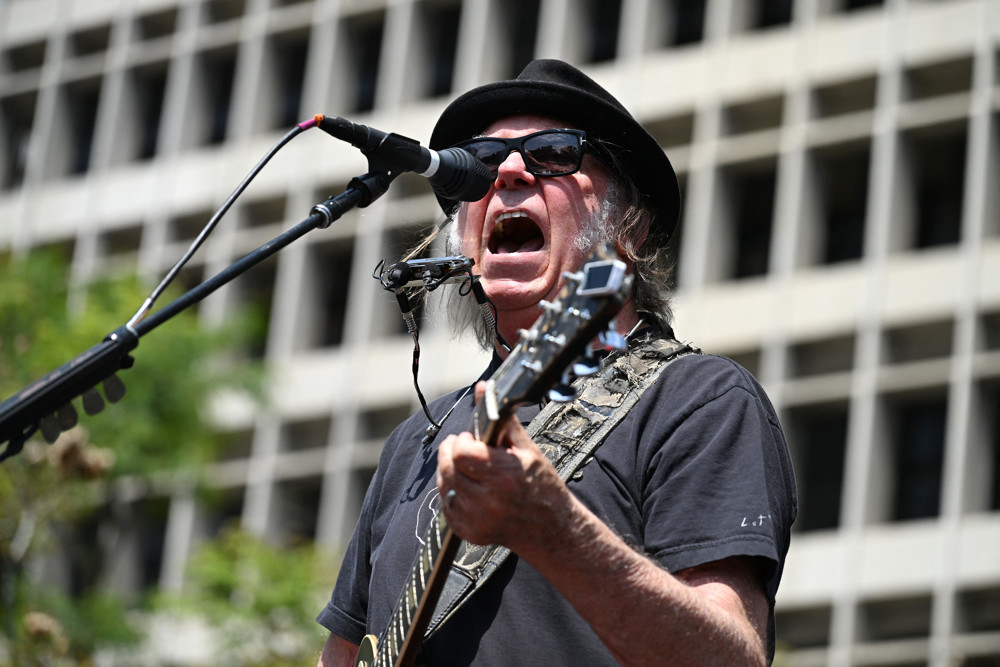 Een foto van Neil Young die zingt